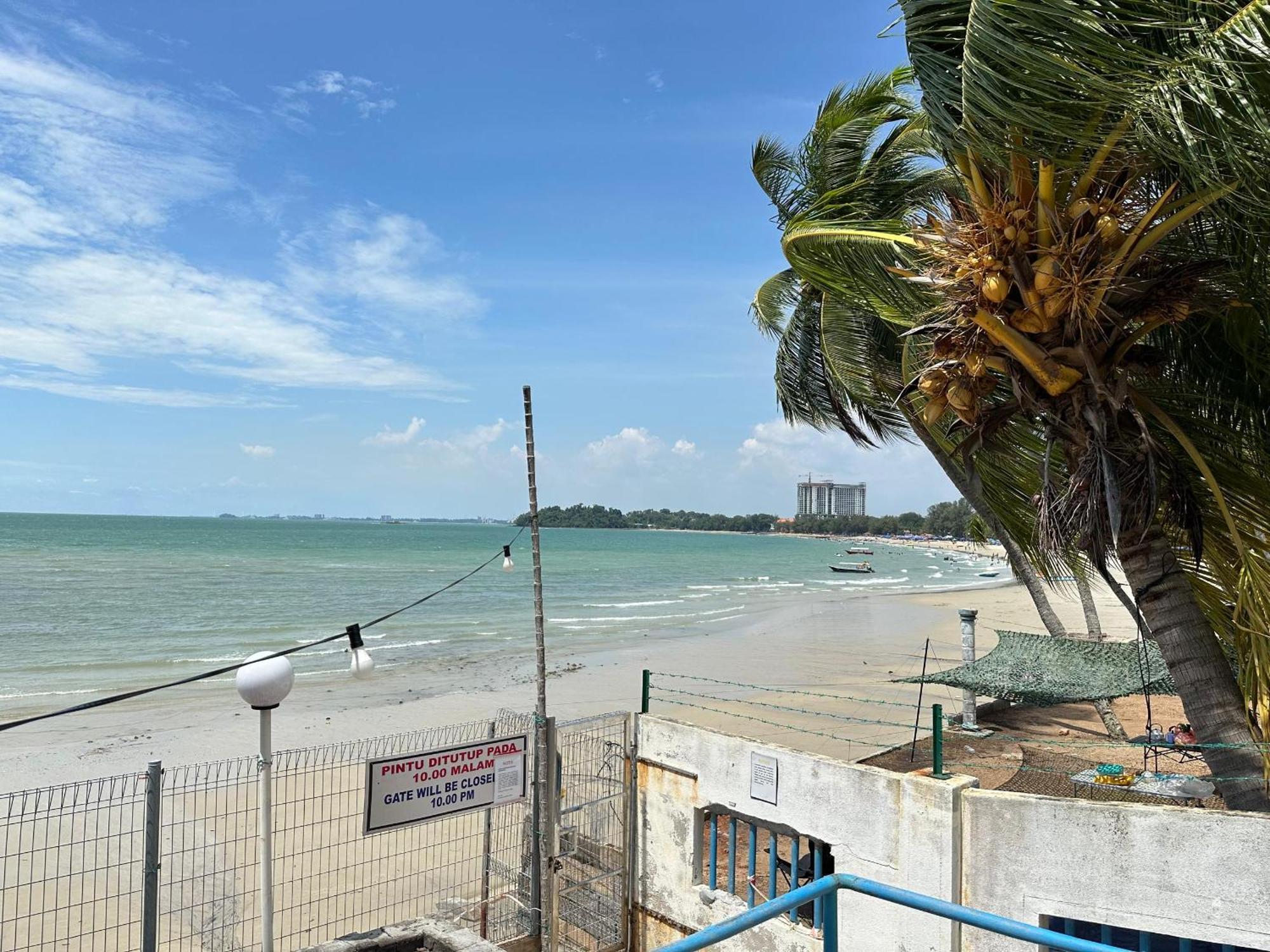 Comfy Beachfront View at Seri Bulan Condominium Teluk Kemang Beach Port Dickson Bagian luar foto